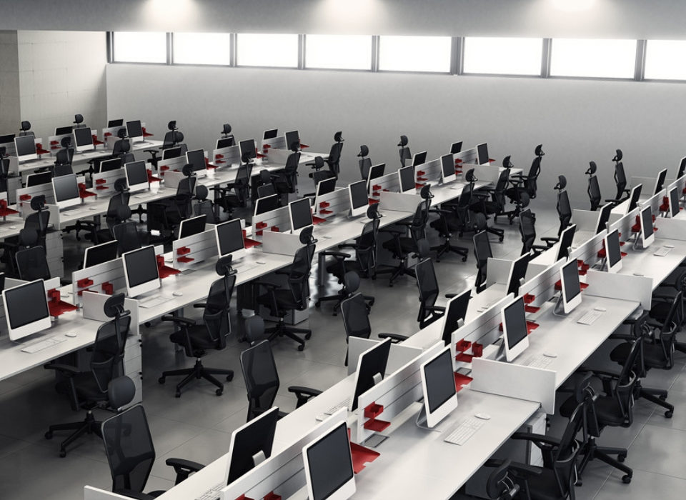 ambiente corporativo com plataformas de trabalho